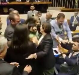 ‘Deputado reborn’ e ‘cosplay de pavão’: Deputados brigam na votação do licenciamento ambiental e PM é acionada