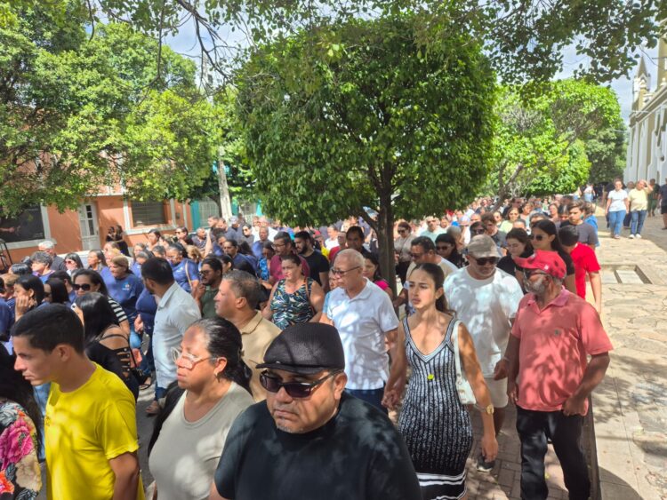 Multidão no cortejo de Neucimar