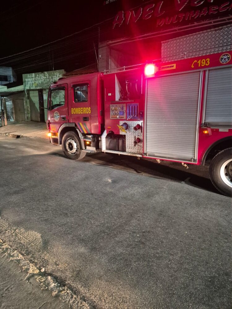 Homem recebe descarga elétrica em Afogados