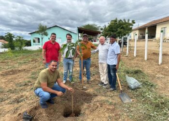 Prefeito Dr. Pedro Alves, participou de ação com o plantio de árvores frutíferas em Iguaracy