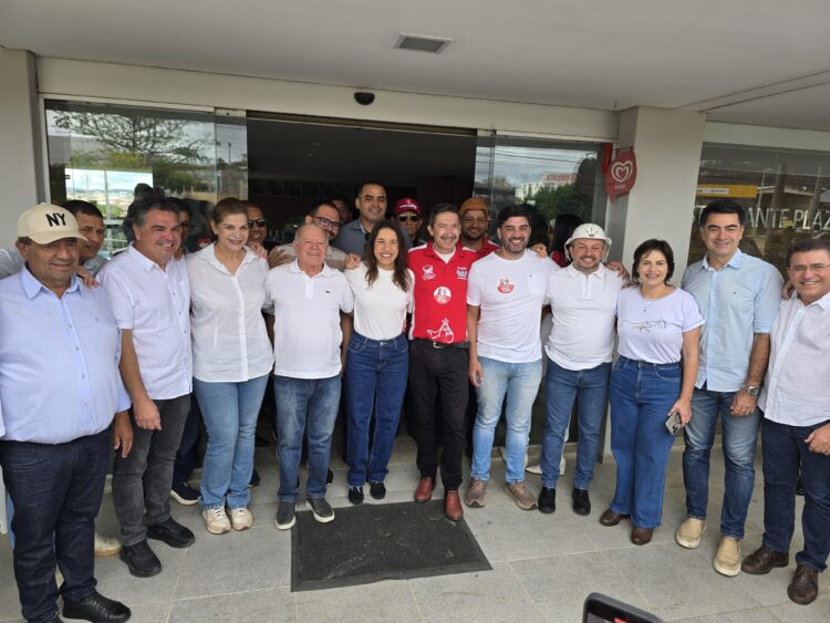 Prefeito de Iguaracy, Dr. Pedro Alves, participa de Missa do Vaqueiro em Serrita com Governadora Raquel Lyra