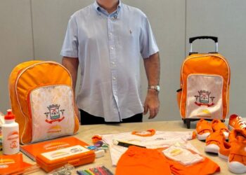 Arcoverde realiza entrega histórica de fardamento e kit escolar para mais de 7.500 alunos da rede municipal