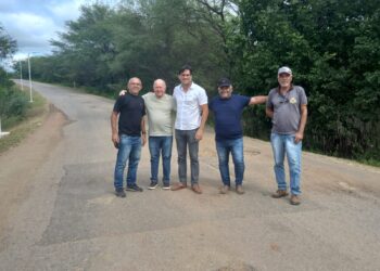 Prefeito Dr. Pedro Alves acompanha vistoria para restauração e sinalização do acesso ao distrito de Irajaí