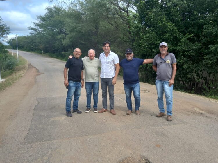 Prefeito Dr. Pedro Alves acompanha vistoria para restauração e sinalização do acesso ao distrito de Irajaí