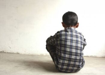 Mãe é detida em Flores por deixar filhos de 2 e 3 anos sozinhos e sem comida em casa insalubre após noite de bebedeira