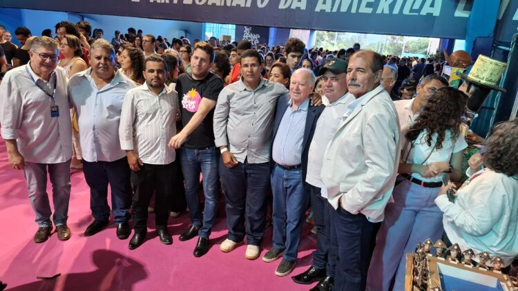 Prefeito de Iguaracy, Dr. Pedro Alves, e vereadores prestigiam a FENEARTE, maior feira de arte e artesanato da América Latina