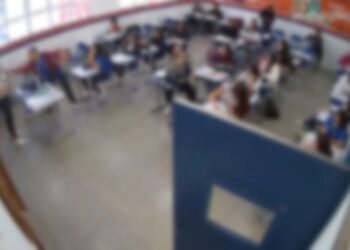 Aluno agride professora com tapa no rosto durante aula