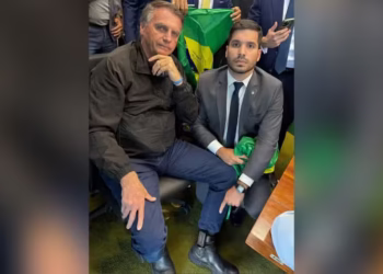 Bolsonaro aparece com tornozeleira eletrônica em foto publicada pelo deputado André Fernandes