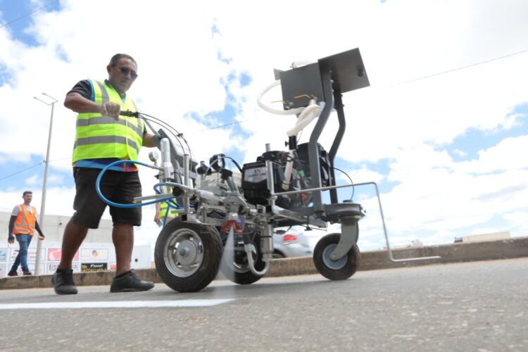 Prefeitura de Afogados adquiriu máquina de sinalização viária