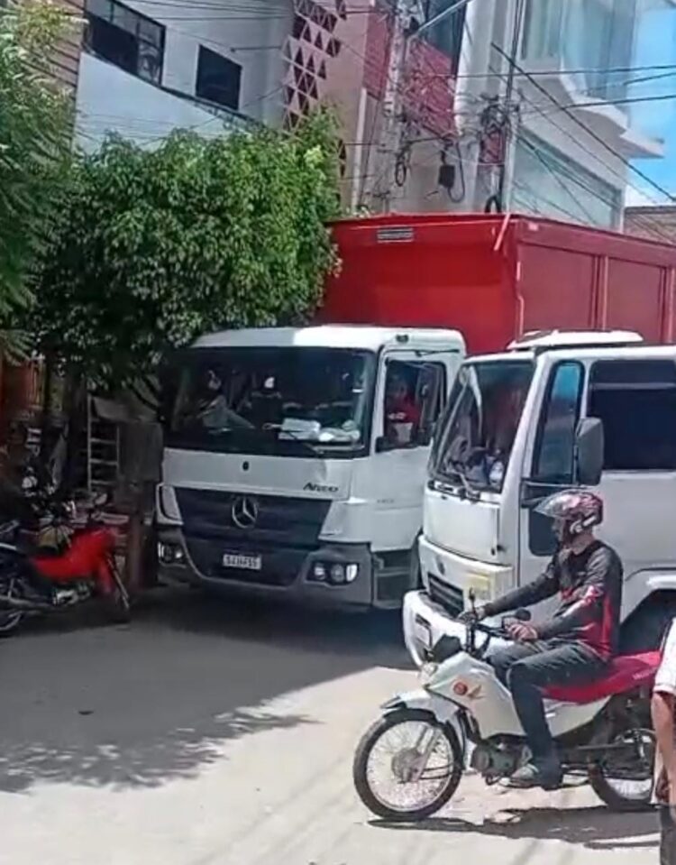 Caminhão quebra eixo e causa transtorno no Centro de Afogados da Ingazeira nesta quarta-feira (06)