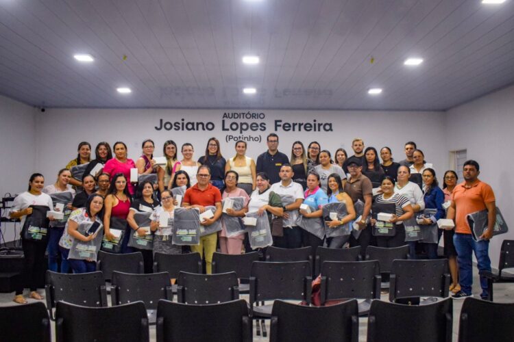 Governo Municipal de Itapetim entrega celulares aos agentes de saúde e Kits gestantes às mães do programa Criança Feliz