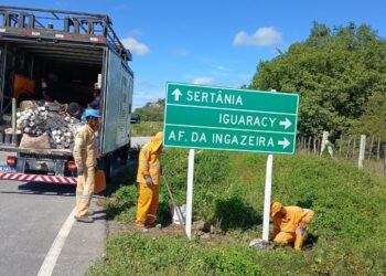 DER-PE instala placas no trevo que liga Iguaracy a Jabitacá, na divisa com Albuquerque Né, a pedido do prefeito Dr. Pedro Alves