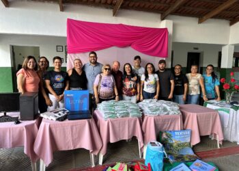 Prefeitura Iguaracy realiza entrega de kit escolar na EREF Dr. Diomedes Gomes Lopes. Prefeito Dr. Pedro Alves, acompanhou entrega