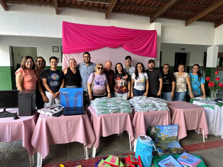 Prefeitura Iguaracy realiza entrega de kit escolar na EREF Dr. Diomedes Gomes Lopes. Prefeito Dr. Pedro Alves, acompanhou entrega