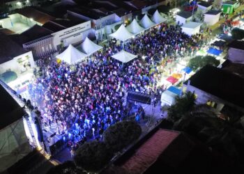 Festa de Agosto em Santa Rosa atraiu grande público na noite de ontem. Programação segue hoje com Helton Lima e Raí Saia Rodada!