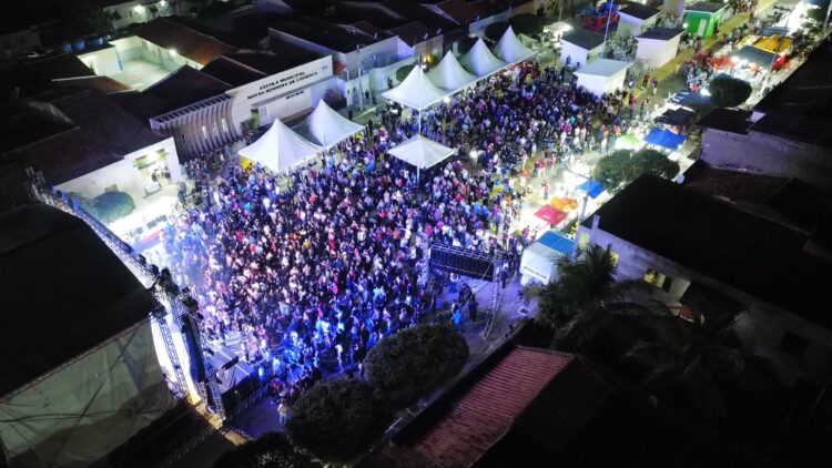Festa de Agosto em Santa Rosa atraiu grande público na noite de ontem. Programação segue hoje com Helton Lima e Raí Saia Rodada!