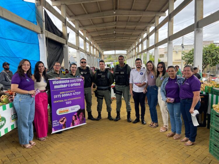 Itapetim promove panfletagem na Feira Livre em alusão ao Agosto Lilás