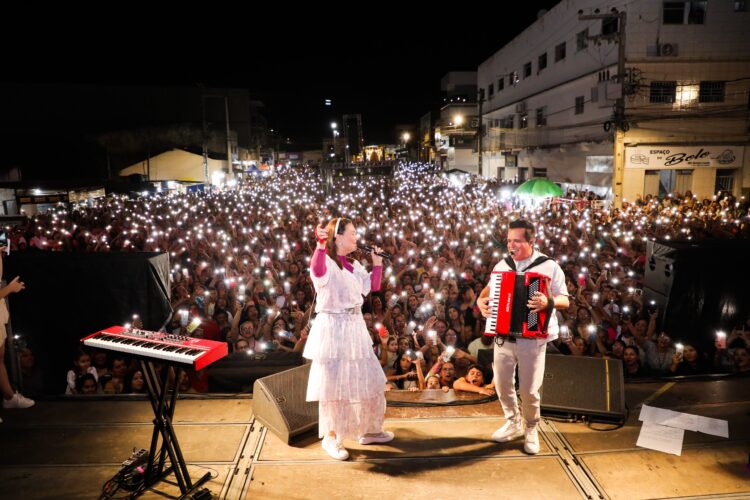 Tabira: Ana Clara Rocha e Ítalo Poeta emocionam multidão em noite histórica de fé na abertura da Festa de Agosto