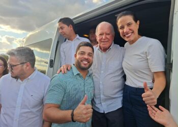 Prefeito de Iguaracy Dr. Pedro Alves, comemora assinatura de autorização para licitação da construção da Delegacia de Iguaracy