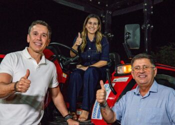 Ao lado de Felipe Carreras e Adelmo Moura, prefeita Aline Karina inaugura calçamento, entrega trator e assina ordens de serviço em Itapetim