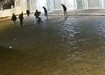 Homem é espancado por 7 pessoas após beijar rapaz na rua