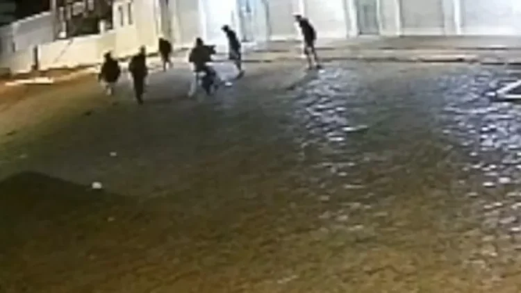 Homem é espancado por 7 pessoas após beijar rapaz na rua