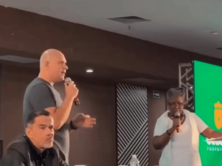 Prefeito expulsa professora de evento por usar pronome “todes”