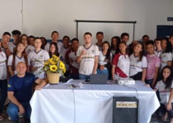 Jornalista Roberto Murilo ministrou palestra sobre Comunicação Instantânea na EREM Rosete Bezerra, em Iguaracy