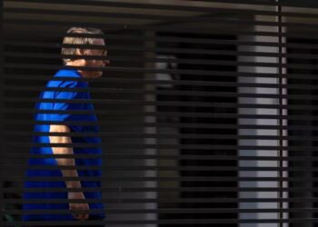 Bolsonaro acompanha primeiro dia de julgamento do golpe ao lado de Carlos e Jair Renan