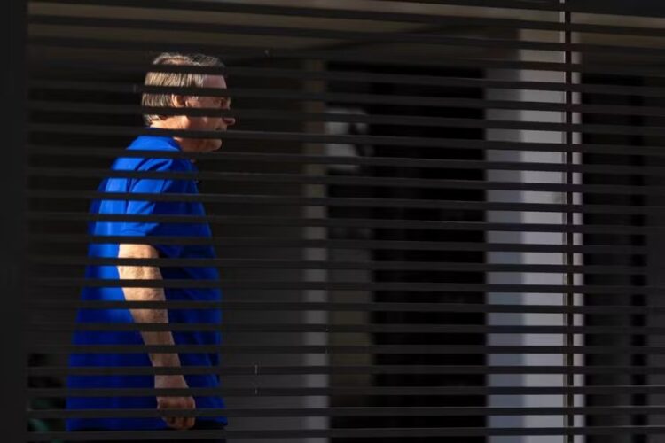 Bolsonaro acompanha primeiro dia de julgamento do golpe ao lado de Carlos e Jair Renan