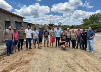 Prefeito Pedro Alves acompanha início da segunda etapa do calçamento da Avenida Miguel Melo dos Santos, em Iguaracy
