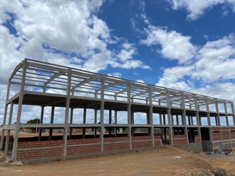 Ao lado de Diretor da UNIFIP, Sandrinho visita obra da faculdade de medicina