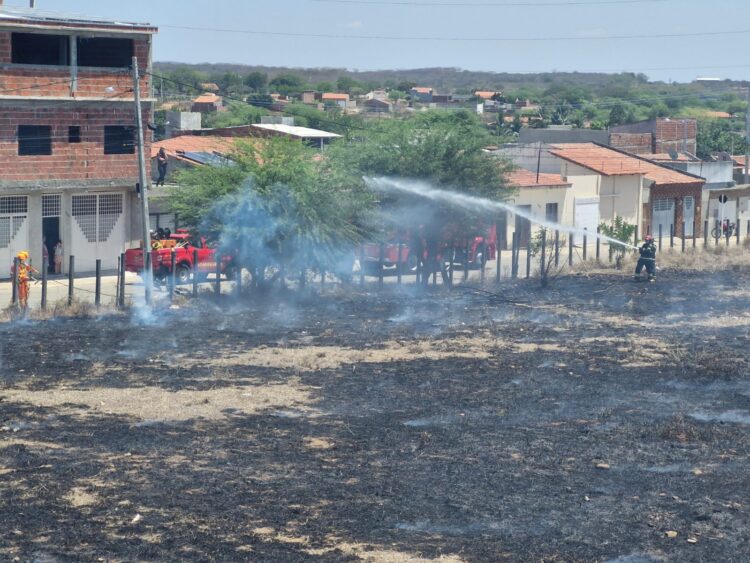 Incêndio no terreno do Museu da Rádio Pajeú, em Afogados