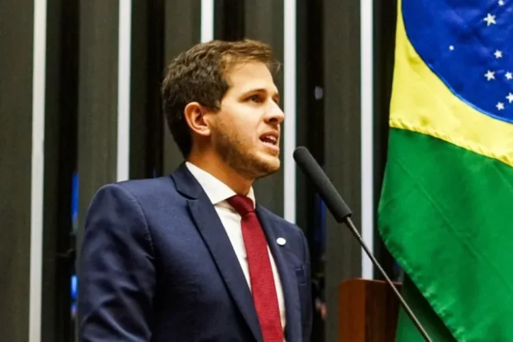 Voto de Pedro Campos a favor da “PEC da vergonha” provoca onda de críticas