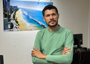 Jornalista Roberto Murilo ministra palestra sobre comunicação instantânea na EREM Rosete Bezerra em Iguaracy