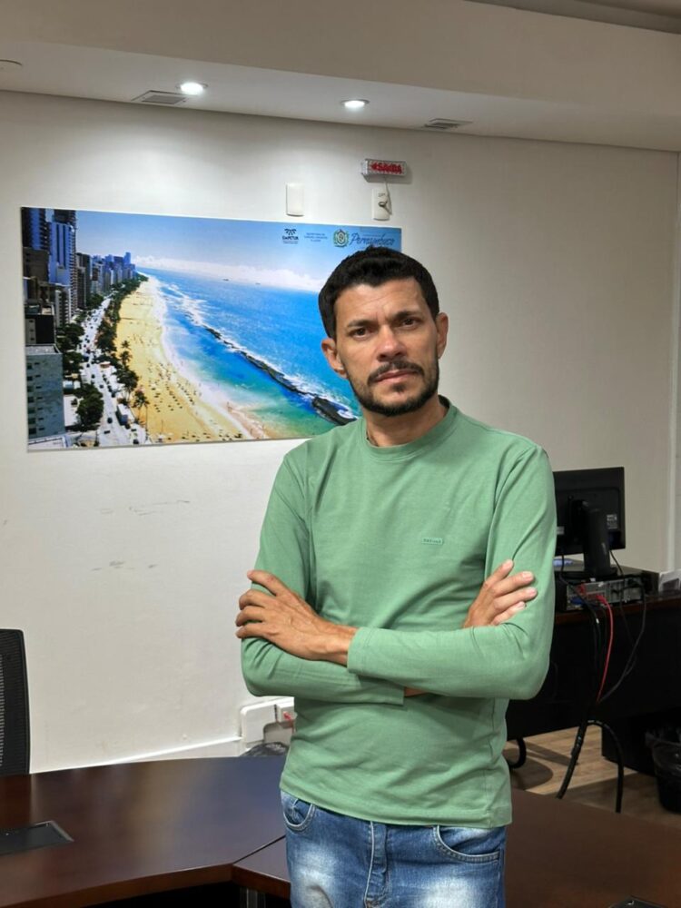 Jornalista Roberto Murilo ministra palestra sobre comunicação instantânea na EREM Rosete Bezerra em Iguaracy