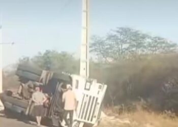 Carreta tomba na manhã deste domingo no Sítio Poço de Pedra, em Afogados da Ingazeira
