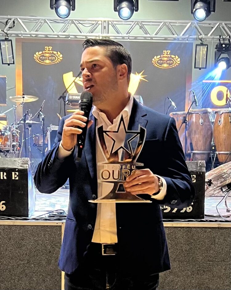 Vice-prefeito de Afogados da Ingazeira recebe troféu por eficiência administrativa