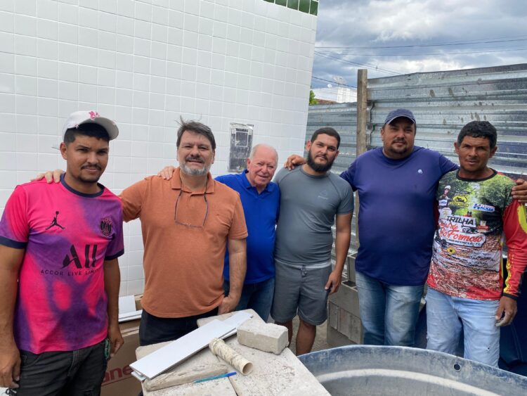 Prefeito Dr. Pedro Alves visita obras dos banheiros públicos nos quiosques da PE-292