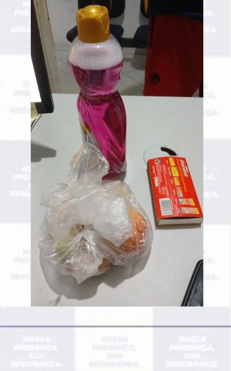 Suspeita reincidente é flagrada após furto em residência de Carnaíba