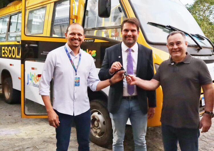 Parceria entre o prefeito Zeca Cavalcanti e a governadora Raquel Lyra garante novos ônibus escolares para Arcoverde