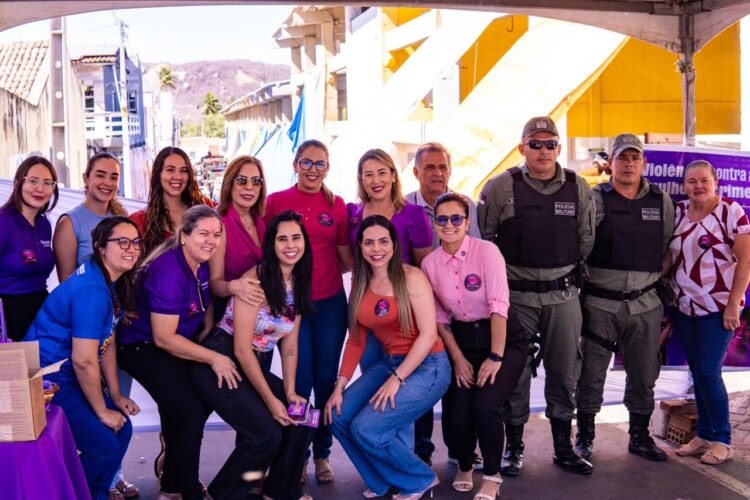 Itapetim realiza panfletagem em alusão ao Outubro Rosa na feira livre