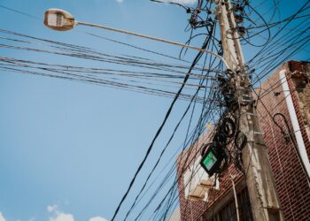 Prefeitura de Tabira articula ação com provedores de internet para eliminar fios soltos e melhorar a imagem urbana