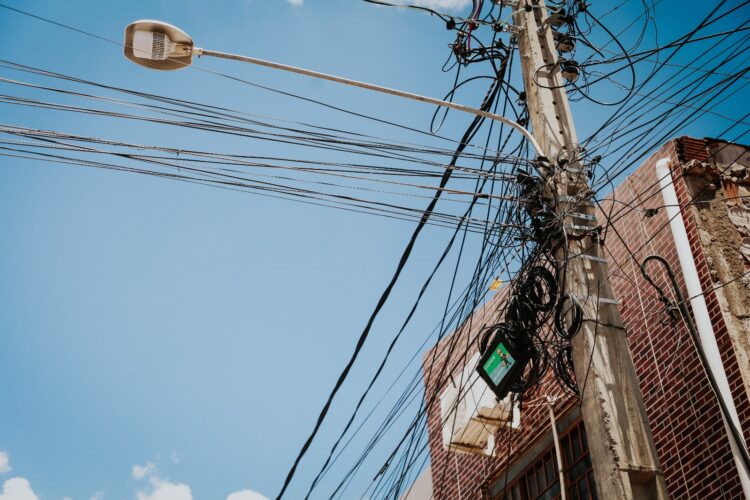 Prefeitura de Tabira articula ação com provedores de internet para eliminar fios soltos e melhorar a imagem urbana