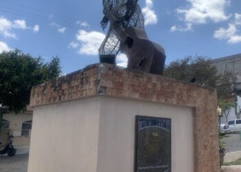 A viola silenciada: monumento agoniza no coração de São José do Egito