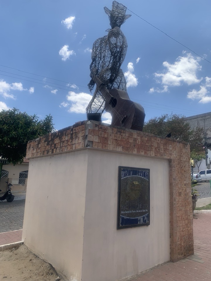 A viola silenciada: monumento agoniza no coração de São José do Egito