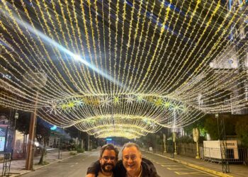 Prefeito Zeca Cavalcanti e vice Siqueirinha visitam o Natal Luz de Gramado, referência nacional que inspira o projeto Encantos do Sertão