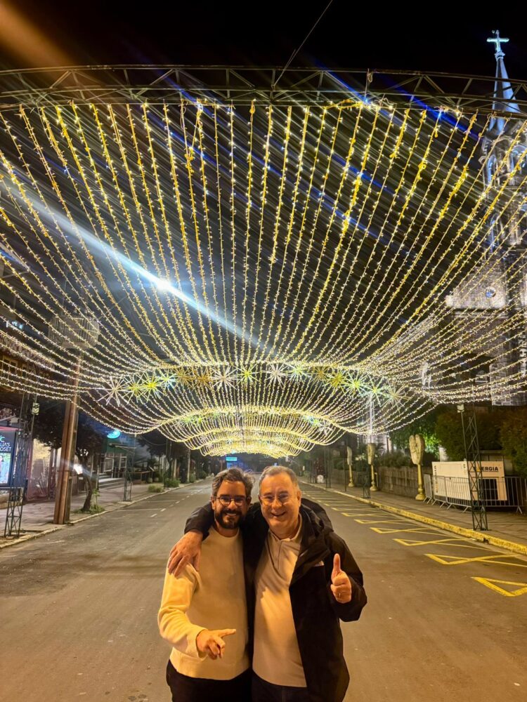 Prefeito Zeca Cavalcanti e vice Siqueirinha visitam o Natal Luz de Gramado, referência nacional que inspira o projeto Encantos do Sertão