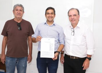 Prefeito de Tabira assina termo de adesão para implantação da REDESIM no município