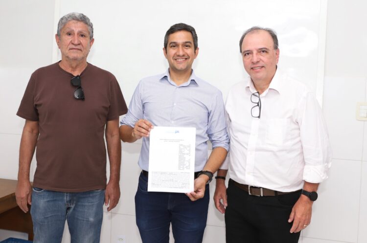 Prefeito de Tabira assina termo de adesão para implantação da REDESIM no município